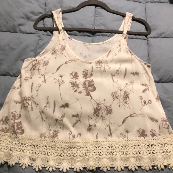 NWOT - Hem & Thread Top. Crochet along bottom - Picture 2 of 8